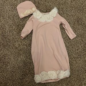 Baby Balooga gown & hat set sz 0-6month